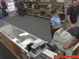 Reāls pawnshop xxx filma ar bigass policists uz uniforma