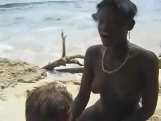 Karvainen afrikkalainen söpöläinen naida euro kaveri sisään the ranta
